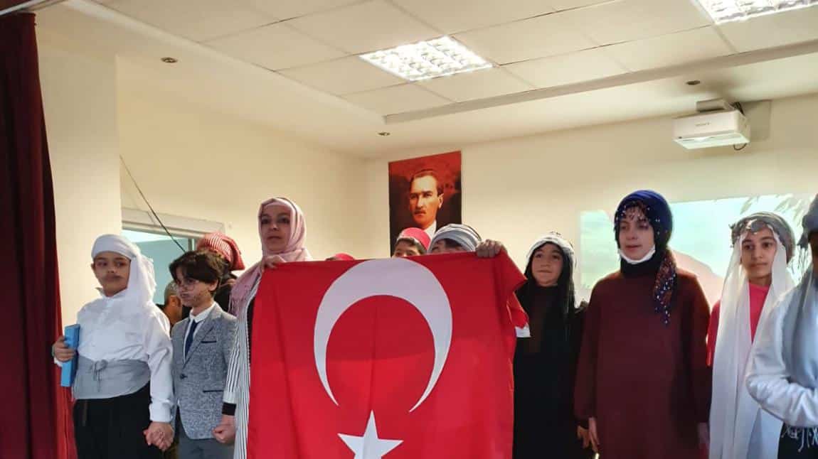12 Mart İstiklal Marşı'nın Kabulü ve Mehmet Akif Ersoy'u Anma Günü Okulumuzda Bir Program' la Anıldı